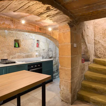 Traditional 1br Maltese Maisonette Near Grand Harbour Area شقة فاليتا