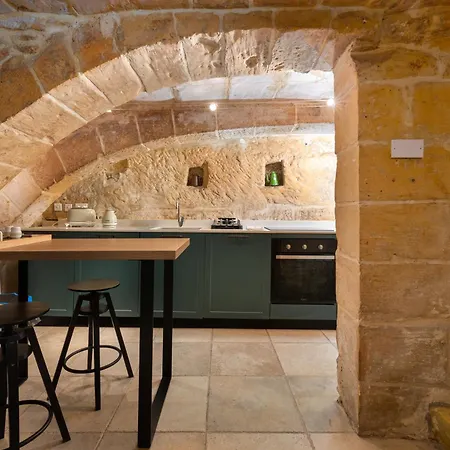 Traditional 1br Maltese Maisonette Near Grand Harbour Area * فاليتا
